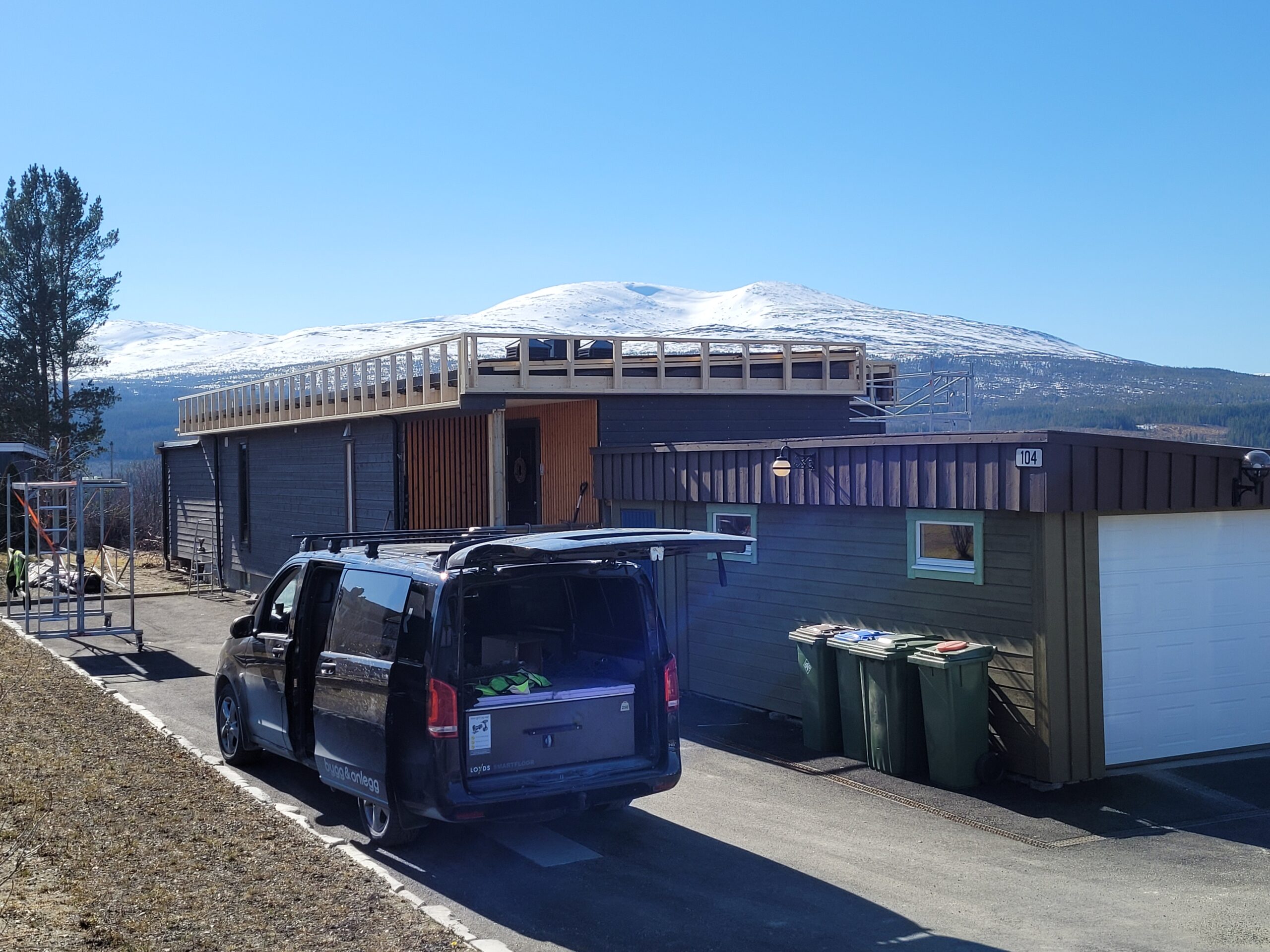 Ny taktekking, kunde ønsket skjulte renne og et «flatt» uttrykk på taket. Etablering av carport