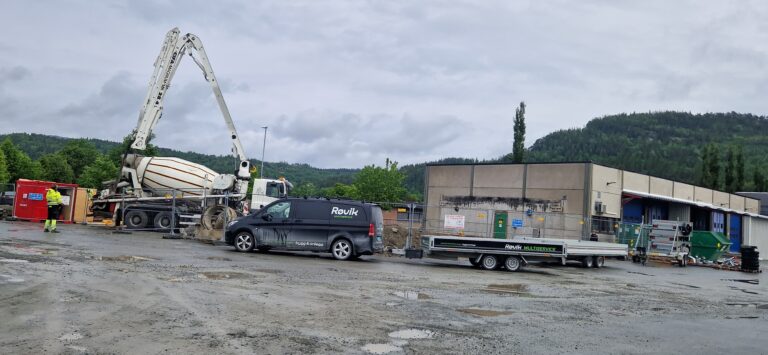 Gravearbeid utført av UE, Banketter og murer utført av egne ansatte, Gulvstøp Utført av UE, Alt av tømrer arbeid utført av egne ansatte, taktekking utført av UE