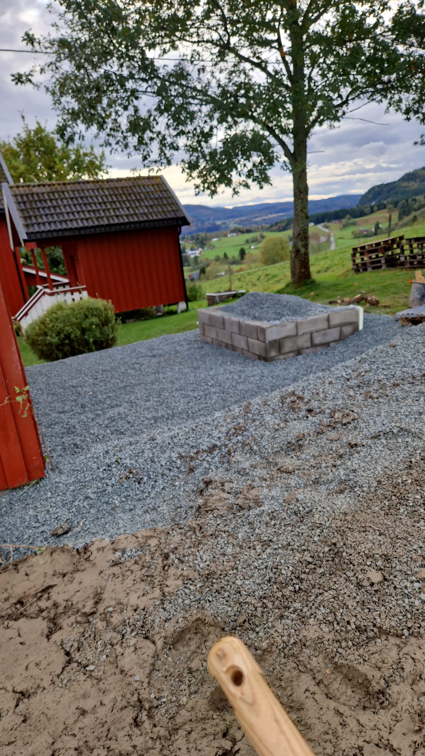Graving, støp, nye masser, oppføring av gangbru i enkel utførelse. 
